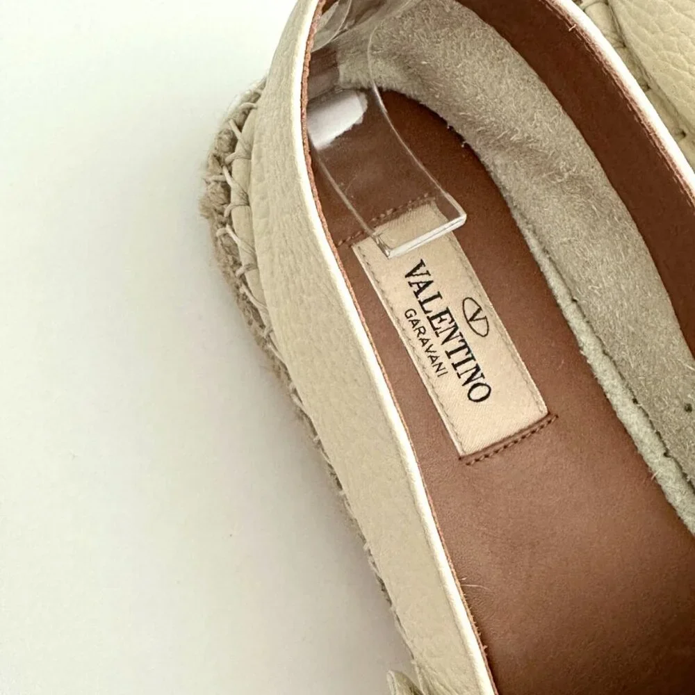 VALENTINO GARAVANI Rockstud Cream Pebbled Leather Espadrille Flats Size 8